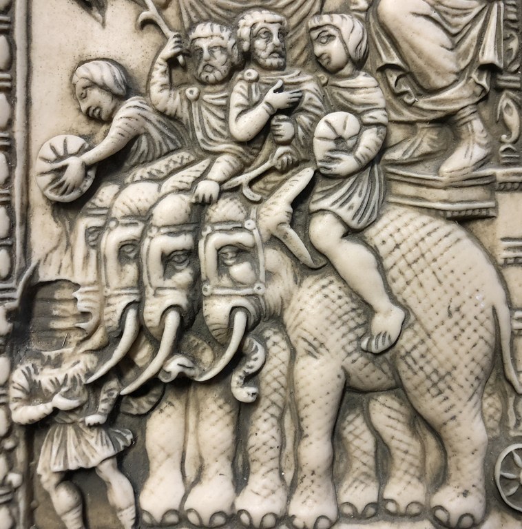 Detailansicht eines Elfenbeindiptichons, das vier Elefanten mit Reitern zeigt