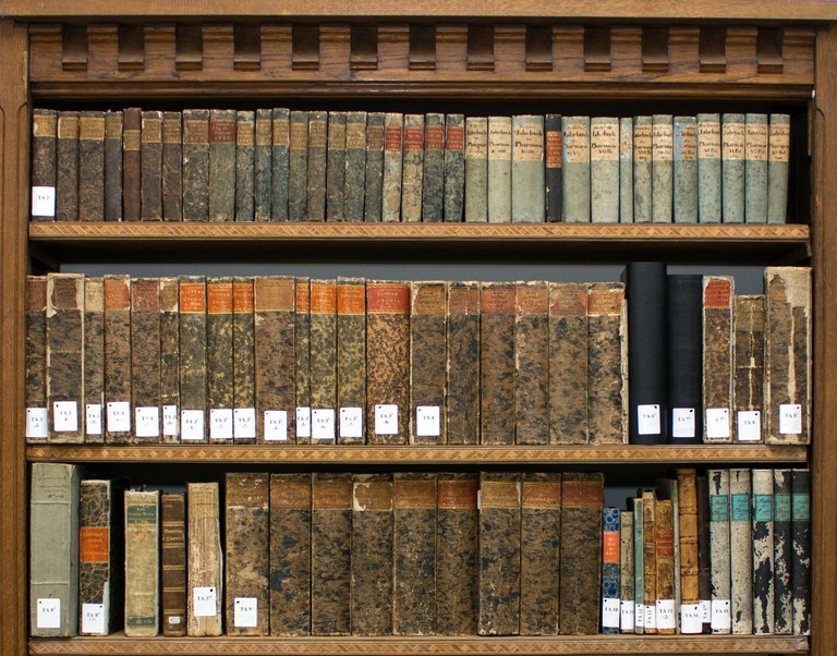 Bücherregal mit Büchern des 19. Jahrhunderts