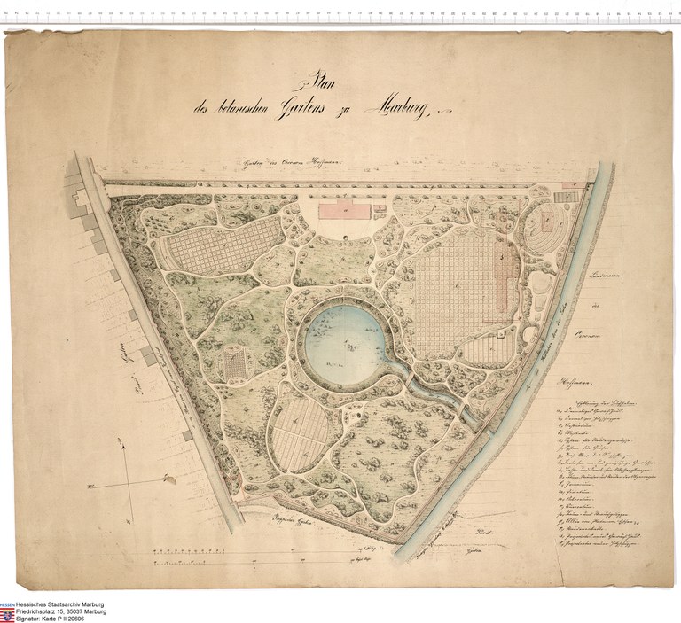 Ein Plan des Alten Botanischen Gartens. In der Mitte ein runder Teich mit Zufluss von der Lahn. Oben ein Gewächshaus, ansonsten Gartenanlagen.