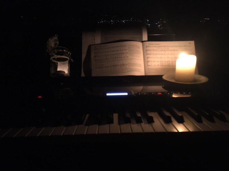 Eine Kerze am Klavier.