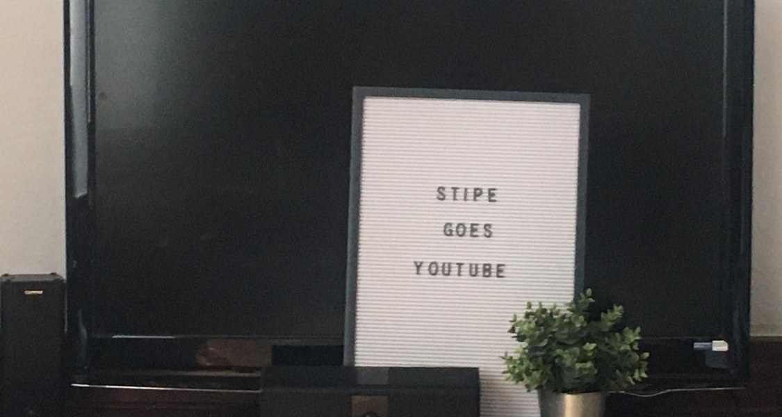 Ein Letterboard zeigt "Stipe goes Youtube" an.