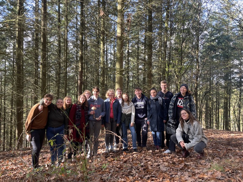 Die Mitbewohner*innen sind zu einem Gruppenbild aufgestellt.