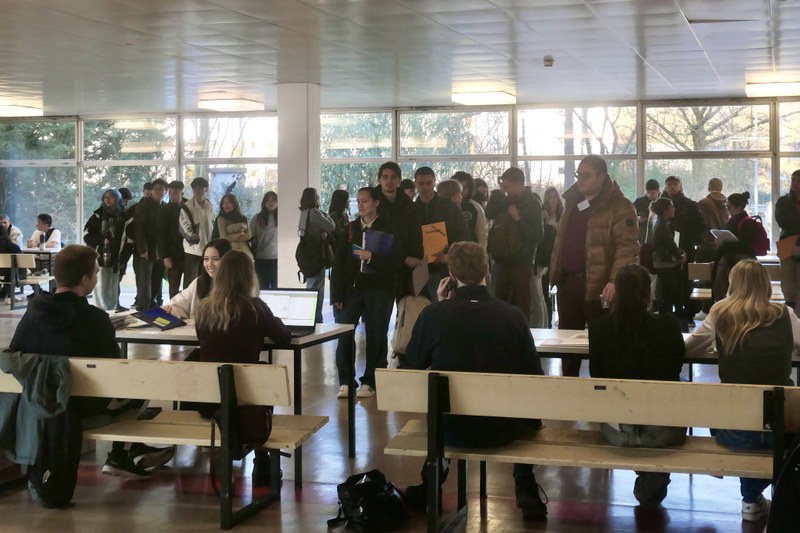 Studienkollegiat*innen bei der Anmeldung