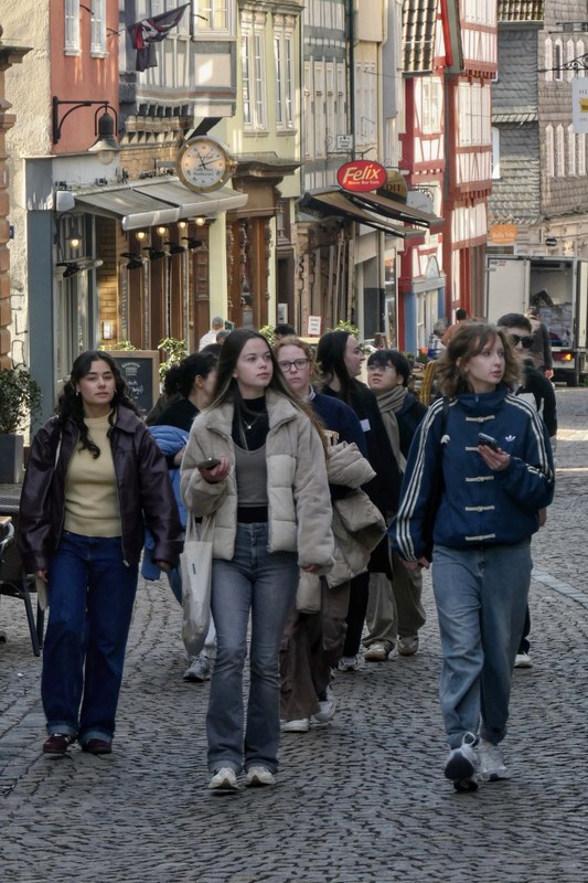 Studienkollegiat*innen laufen durch die Marburger Oberstadt