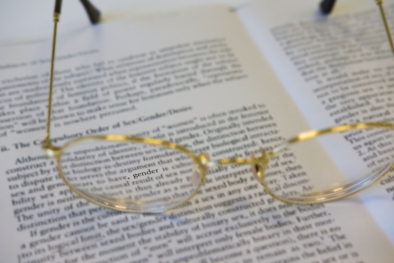 Ein Brillenglas fokussiert das Wort "Gender" in einem englischsprachigen Text.
