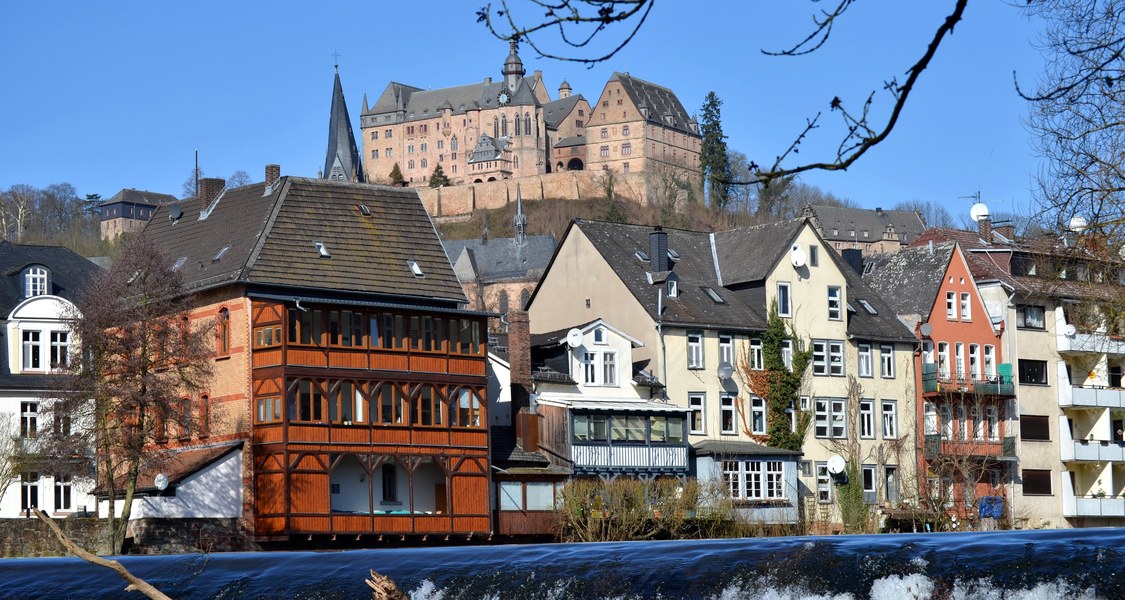 Blick auf Stadt und Schloss vom Marburger Wehr aus.