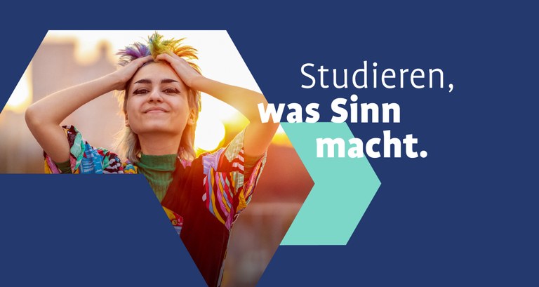 Junge Frau mit bunten Haaren fährt sich durch die Haare und lächelt. Auf dem Bild steht: Studieren, was Sinn macht.