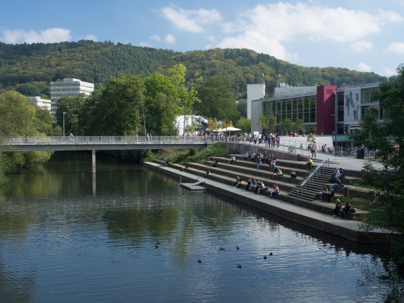 Außenansicht von Studentenwerk, Lahntreppen und Abendroth-Brücke.