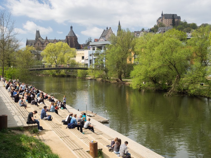 Foto Studierende auf Lahnterasse