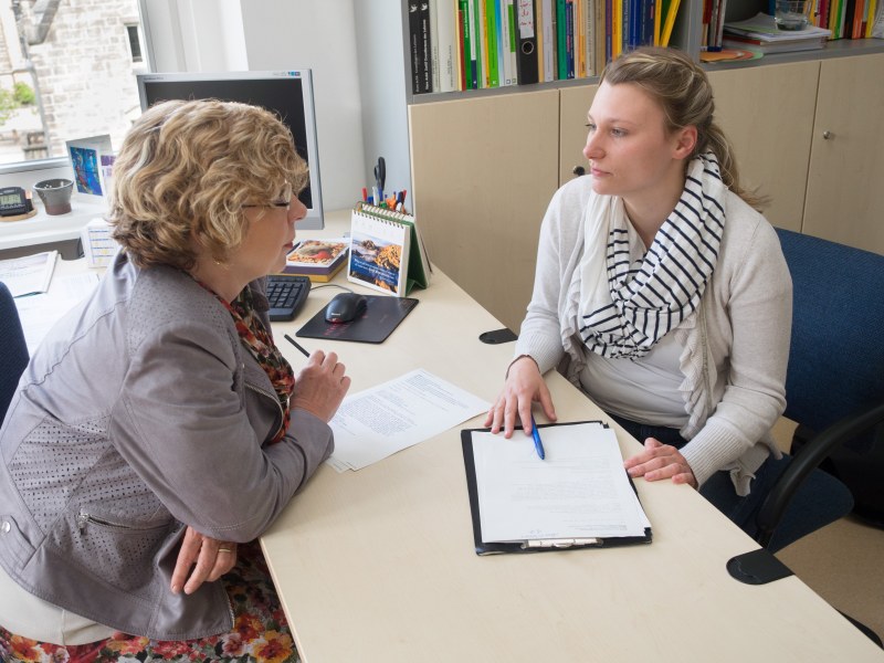 Studierende im Beratungsgespräch mit einer Studienfachberaterin am Fachbereich