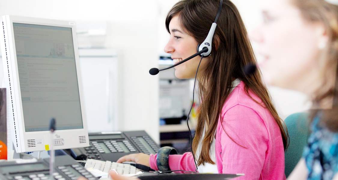 Studentische Hilfskräfte nehmen im Studifon Anrufe entgegen