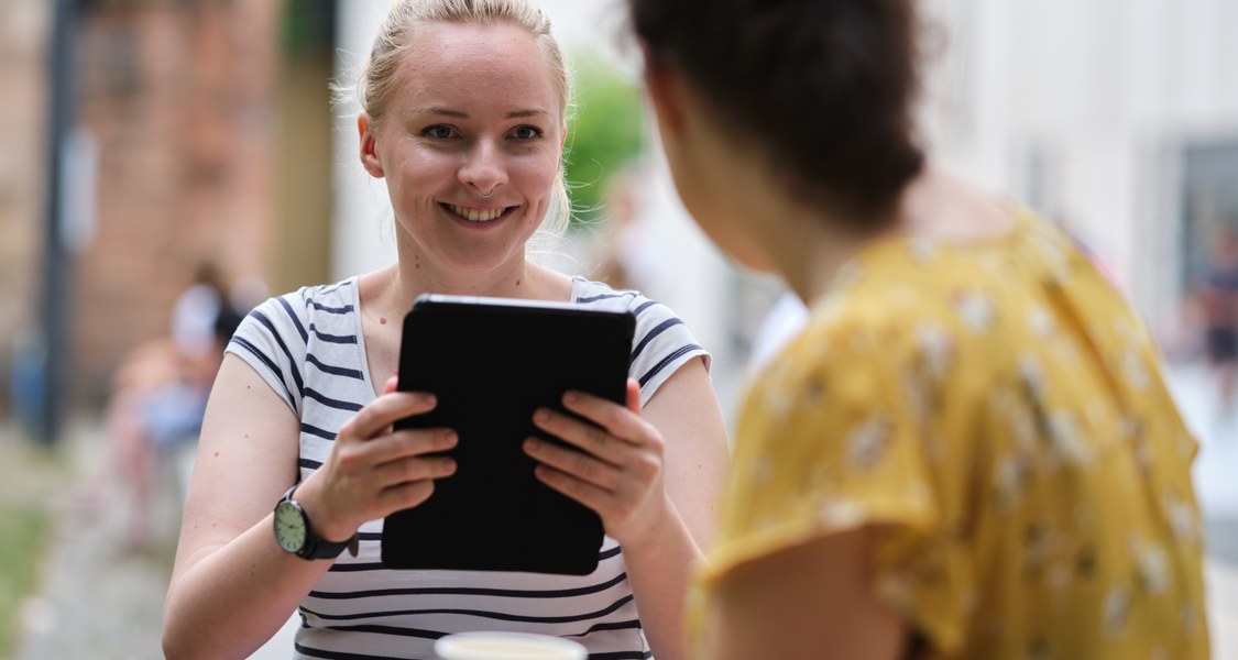 Studierende mit Tablett