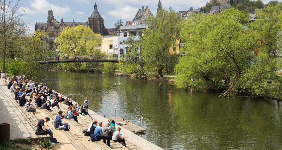 Foto Studierende auf Lahnterasse