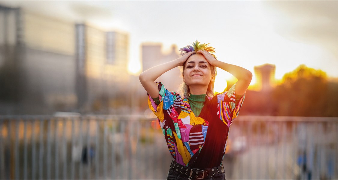 Eine junge Frau schaut in die Kamera.
