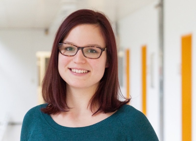 Portrait einer Studentin in einem Flur der Philosophischen Fakultät.