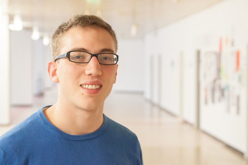 Portrait eines Studenten in einem Flur der Philosophischen Fakultät.