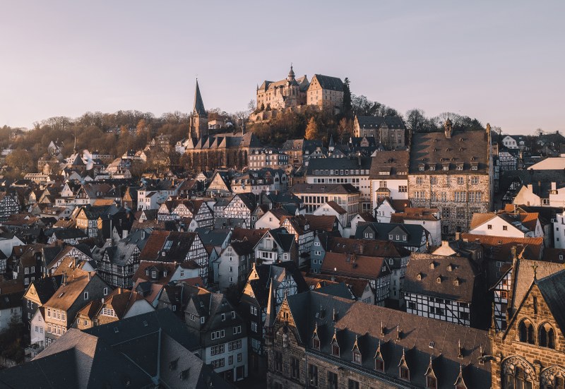 Die Marburger Oberstadt und das Schloss im Abendlicht