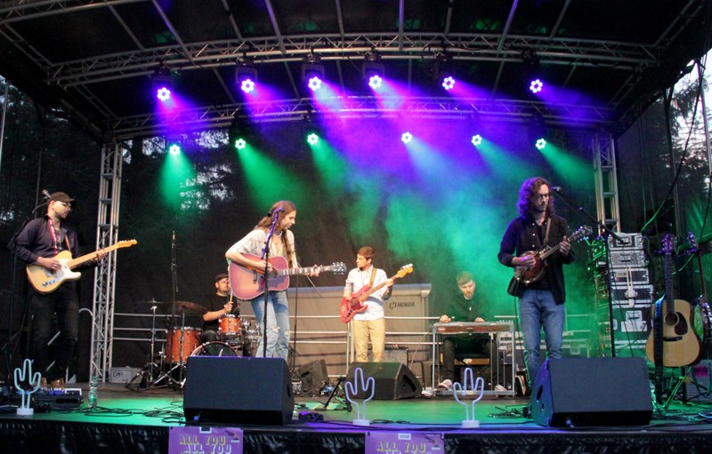 Eine sechsköpfige Band spielt auf einer Bühne beim Uni-Sommerfest.