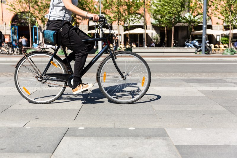 Eine Radfahrerin in der Stadt.