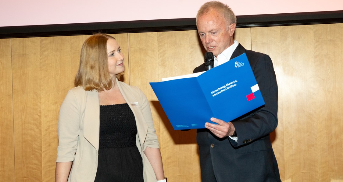 Das Foto zeigt das Überreichen des Publikationspreises 2025 der Else Kröner Fresenius Stiftung an Dr. Susanne Meinert.