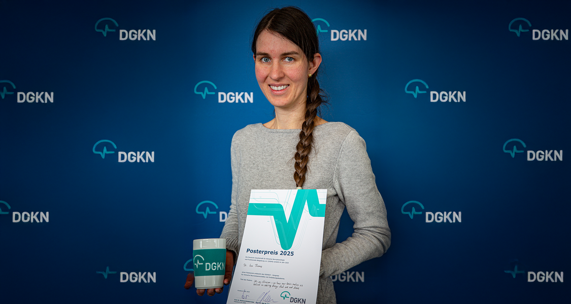Ina Thome zeigt die Urkunde ihres DGKN 2025 Posterpreises