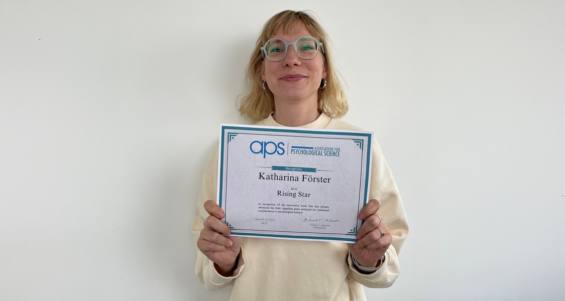Katharina Förster zeigt ihre APS 2025 Rising Star Urkunde.