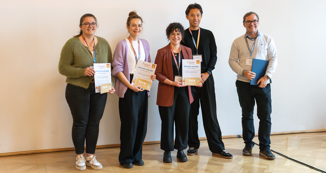 Gewinner der Posterpreise im Rahmen des SFB/TRR 393 Retreats 2025 mit RTG PI Benjamin Straube, die ihre Urkunden und Preise präsentieren.