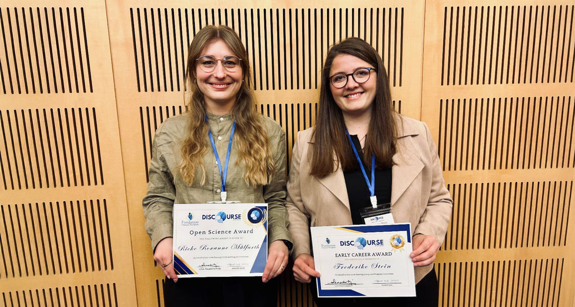 Rieke Mülfarth und Frederike Stein mit ihren DISCOURSE 2025 Award Urkunden.
