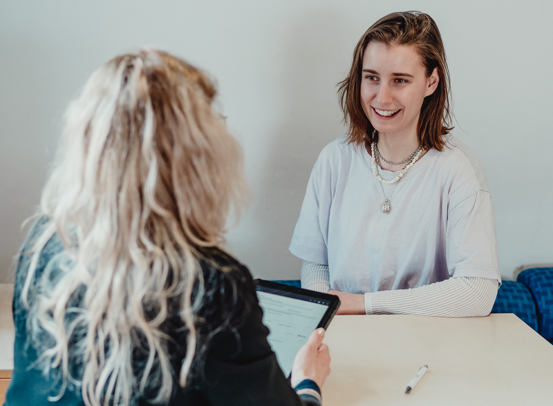 Das Foto zeigt eine klinische Interview-Situation zwischen einer Studienteilnehmerin und einer Wissenschaftlerin.