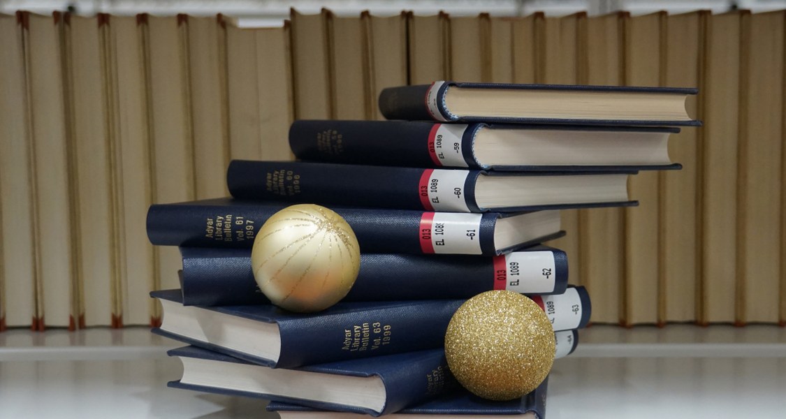 Bücherstapel mit zwei Adventskugeln