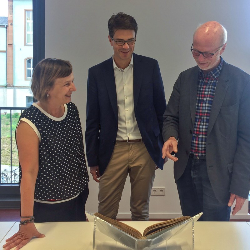 UB-Direktorin Dr. Andrea Wolff-Wölk und Dr. Bernd Reifenberg, Leiter der Abtlg. Historische Bestände (rechts) freuen sich über die Buchpatenschaft des Rotary Clubs, vertreten durch den amtierenden Präsidenten Herrn Björn Gemmer