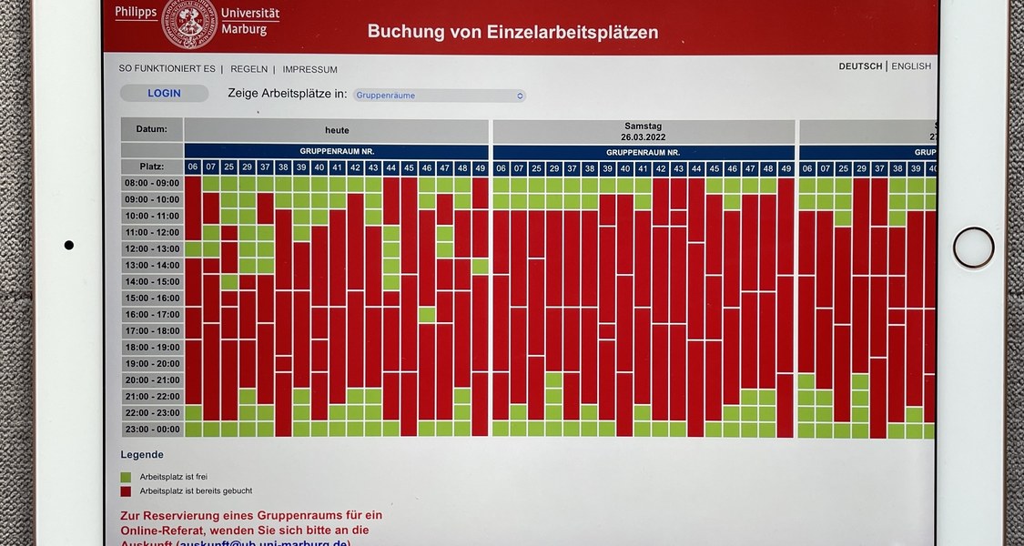 Tablett mit der geöffneten Seite des Buchungssystems