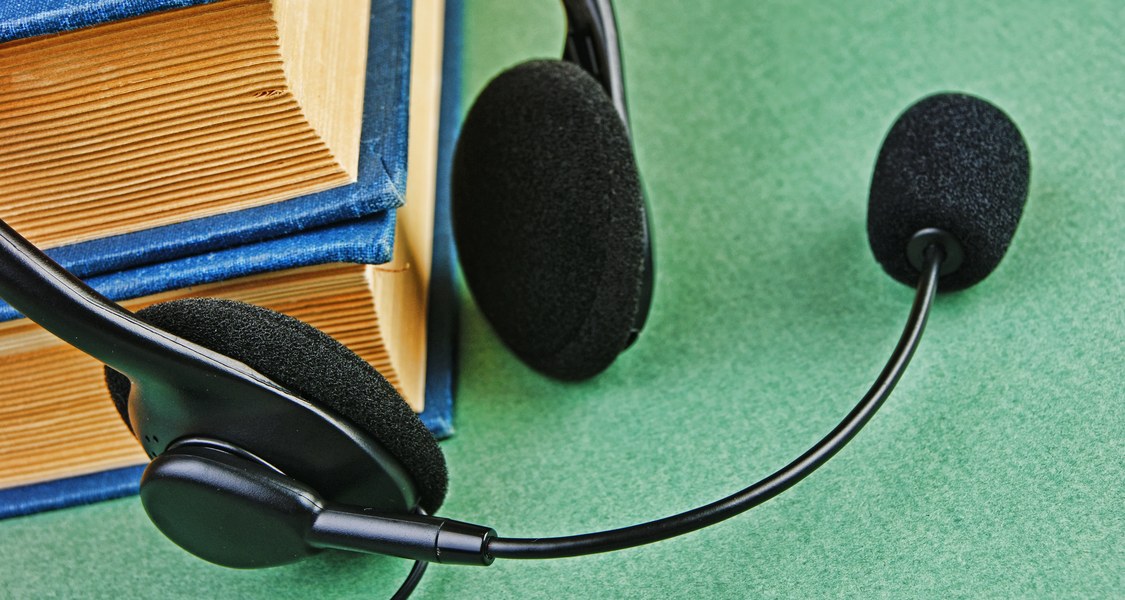 Flatlay aus Büchern und Headset