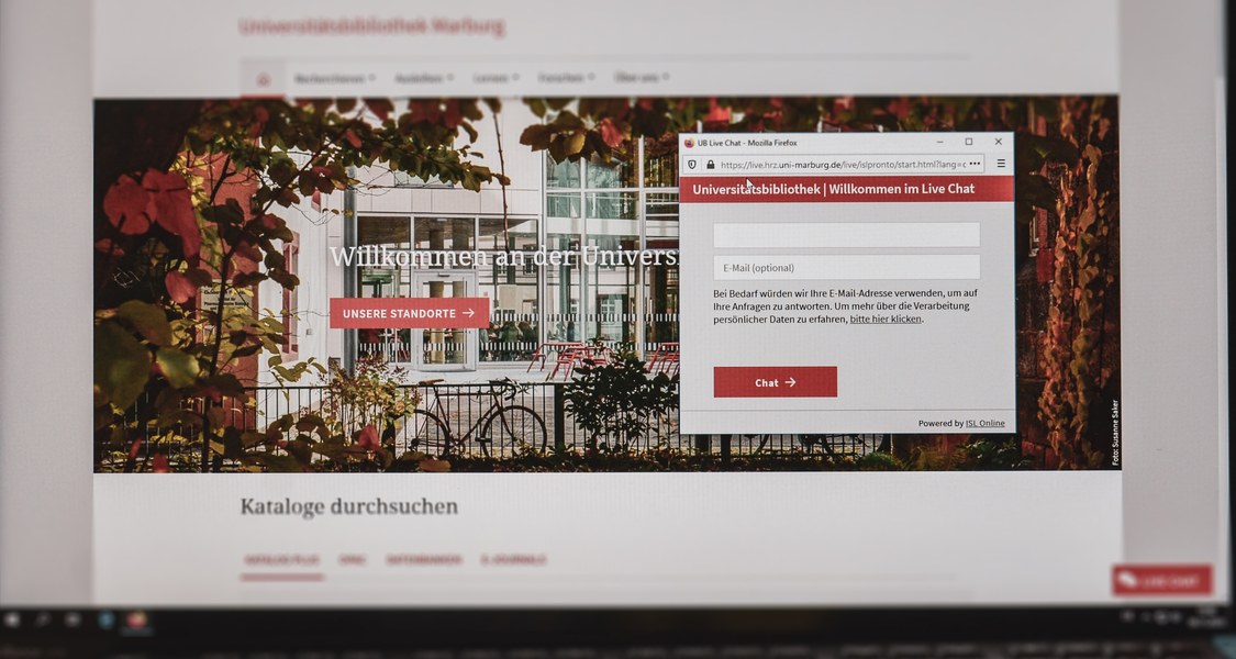 Screenshot Webseite der UB Marburg mit geöffnetem Chatfenster