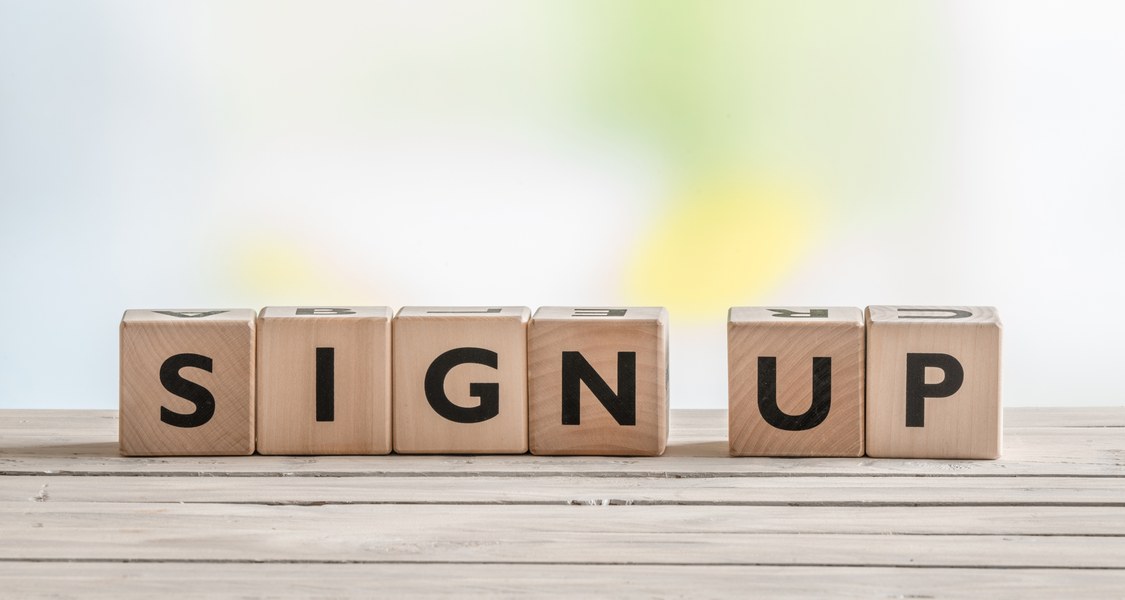 "Sign up" mit Buchstabenwürfeln gelegt