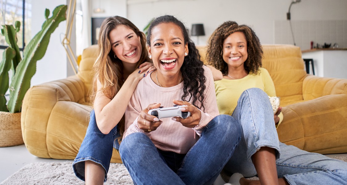 Drei Mädchen beim Computerspiel