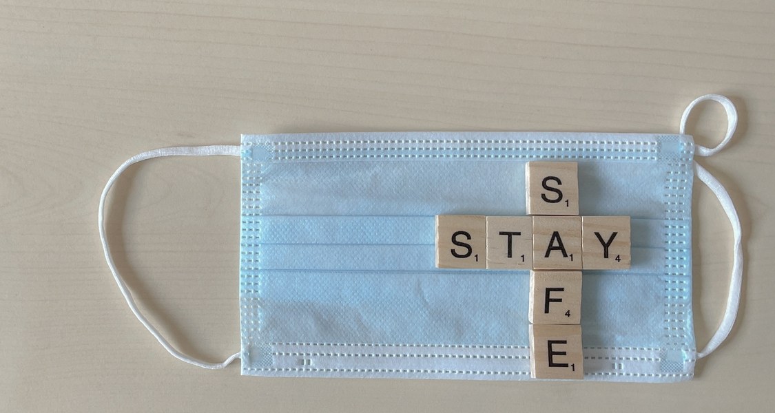 OP-Maske mit Scrabble-Steinen, stay safe