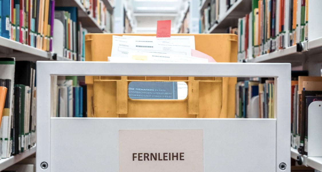 Bücherwagen mit per Fernleihe bestellten Büchern