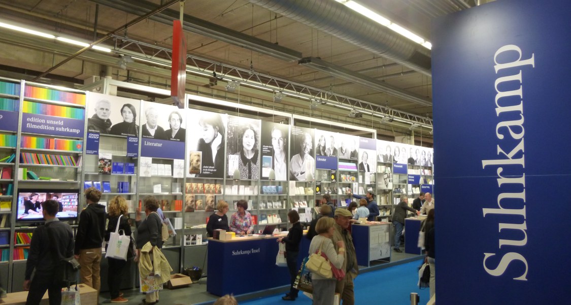 Messestand des Suhrkamp Verlags