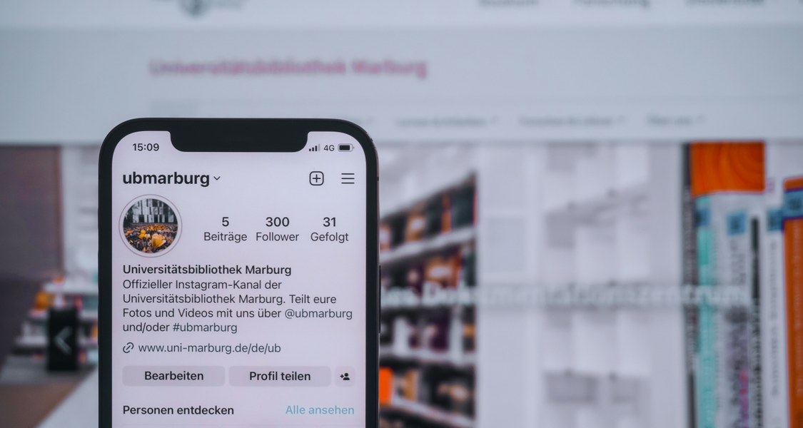 Das Display eines Smartphone, das den neuen Instagram Kanal der UB Marburg zeigt