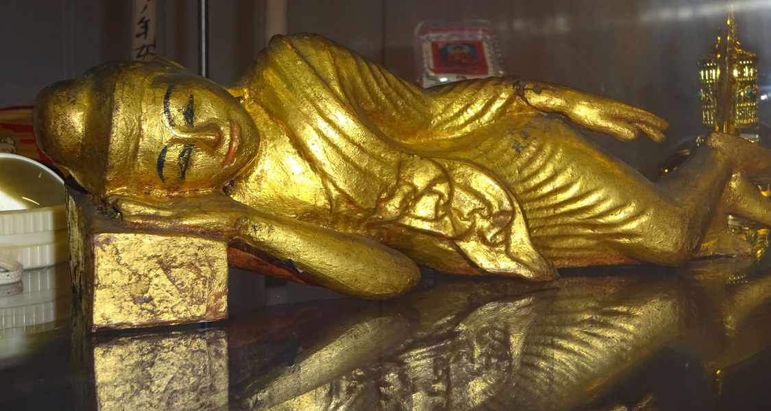 Liegende goldene Buddhastatue
