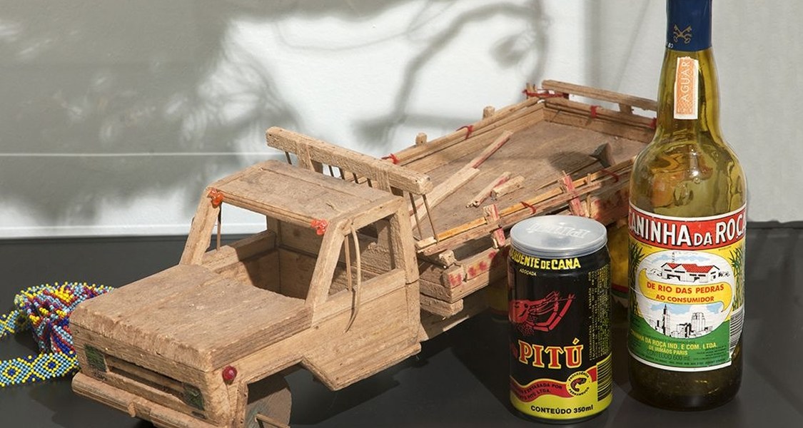 Holztruck, eine Dose Pitu und eine Schnapsflasche