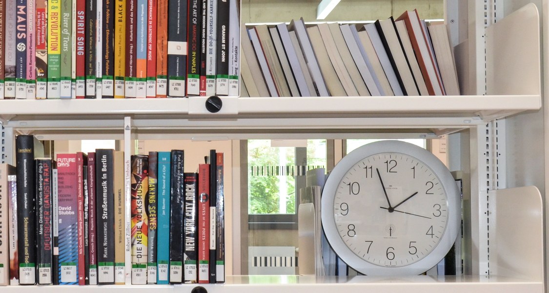 Eine Uhr im Bücherregal