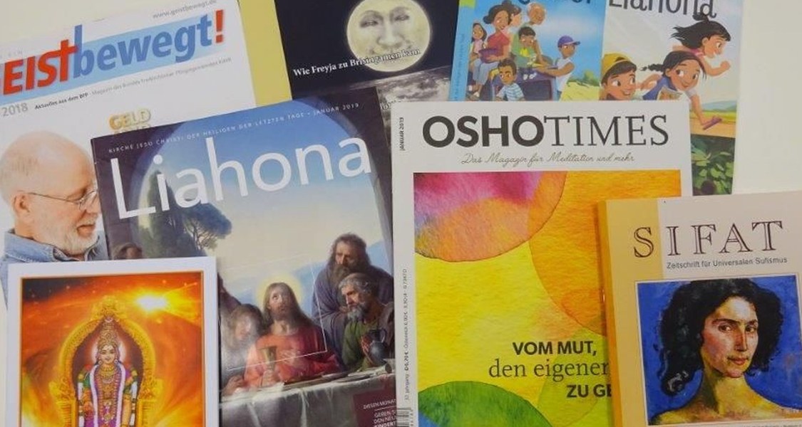 Flatlay verschiedener Zeitschriften