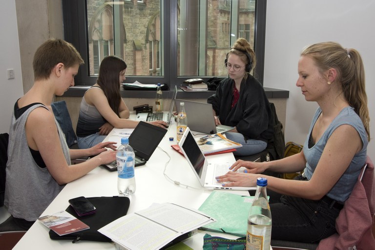 Studierende in einem Gruppenarbeitsraum der UB