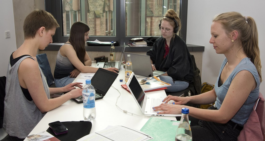 Studierende in einem Gruppenarbeitsraum der UB