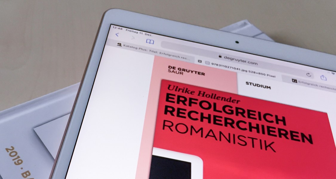 Tablet mit dem Cover des E-Books "Erfolgreich Recherchieren: Romanistik" von Ulrike Hollender