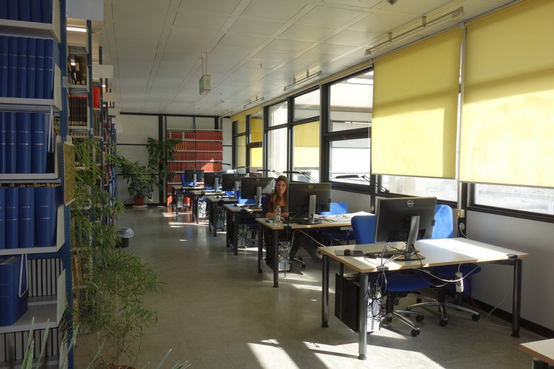 PC-Arbeitsplätze in der Bibliothek Biologie mit Studentin