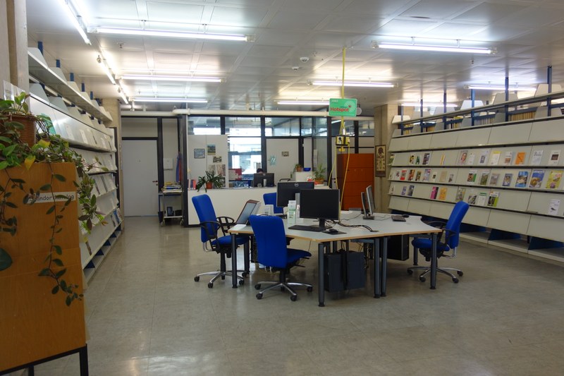 Info-Pool der Bibliothek Biologie - PC-Arbeitsplätze im Zentrum der Bibliothek