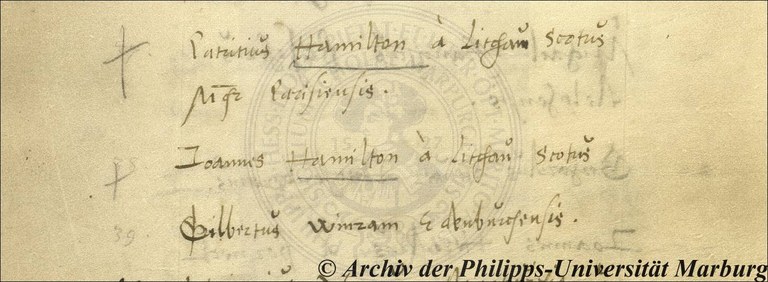 Eintragung des Patrick Hamilton aus Linlithgow und seiner schottischen Begleiter in der Marburger Matrikel für das Jahr 1527. UniA MR 305m 1 Nr. 1